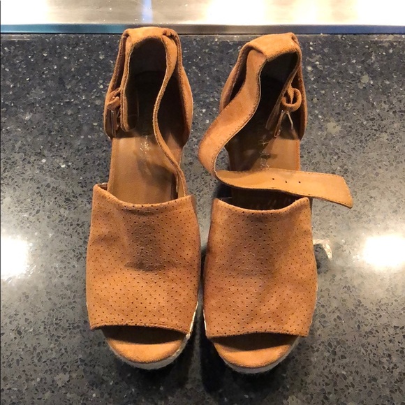 NWOT Altar’d State Tan Wedges - Picture 2 of 6